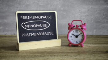Menopause Cycle Diagram on Chalkboard with Alarm Clock, Illustrating Perimenopause, Menopause, and Postmenopause Phases menopausa