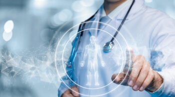 The doctor clicks on the patient hologram . bioimpedenziometria